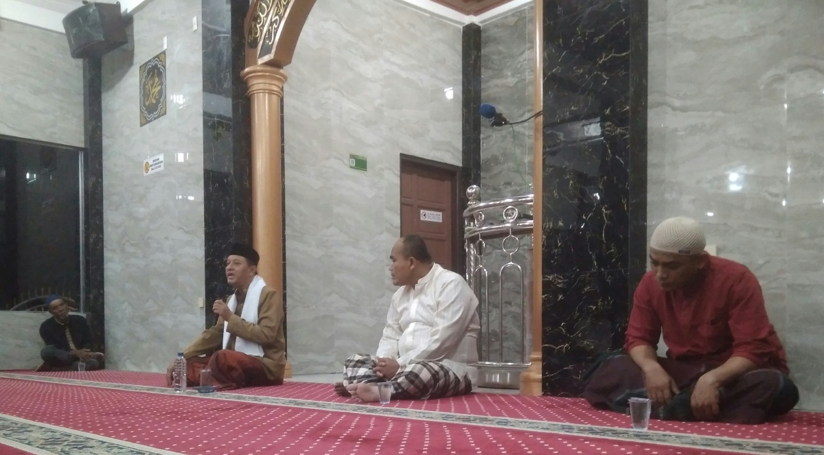 Keterangan: Ustadz H. Ade Mustahde Ali (dua dari kiri) ketika menyampaikan tausyiah dihadapan jama'ah pengajian ba'da shubuh di Masjid Al Khairi Medan. (FOTO/ISTIMEWA)